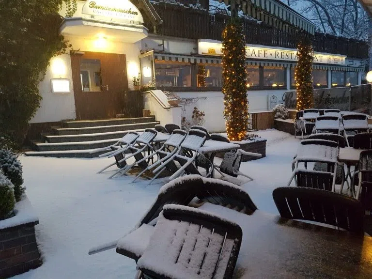 Das Bundeshäuschen und seine Terrasse im Schnee mit winterlicher Beleuchtung