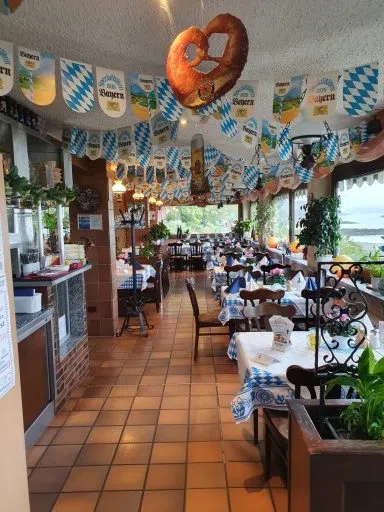 Bayerisch geschmücktes Restaurant im Bundeshäuschen