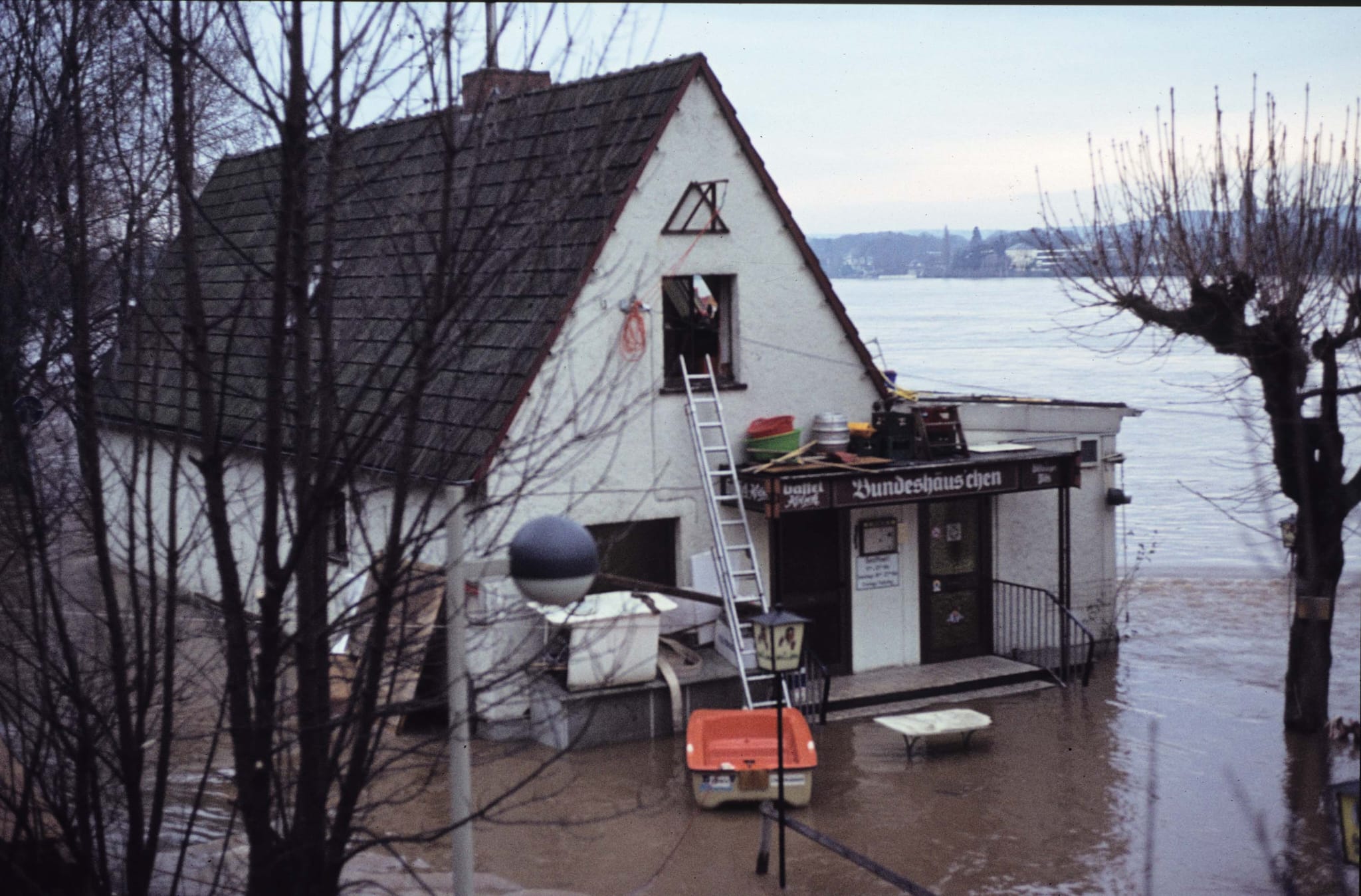 Hochwasser im Bundeshäuschen – weitere Aufnahme aus unserem Archiv