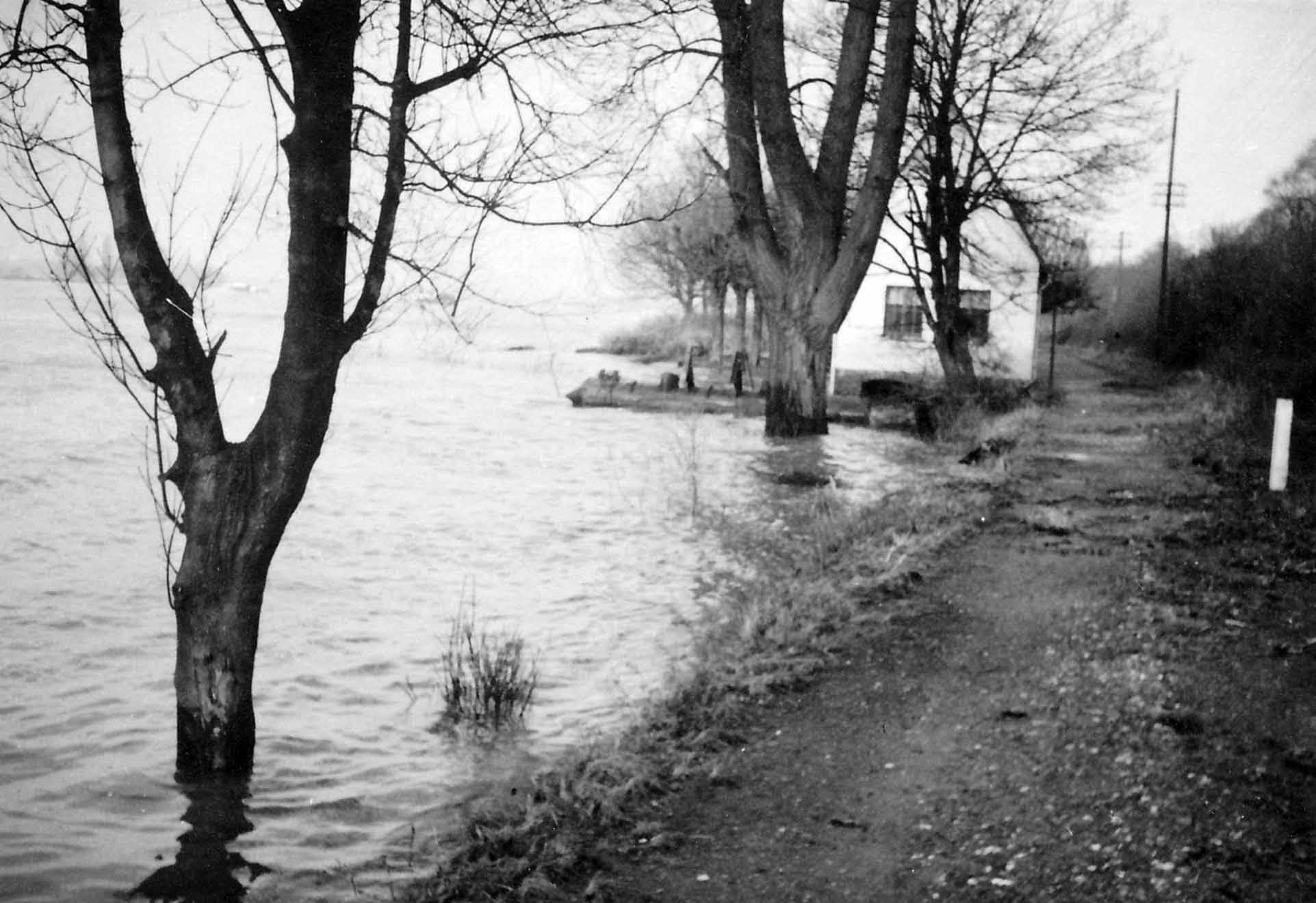 Hochwasser im Bundeshäuschen – weitere Aufnahme aus unserem Archiv