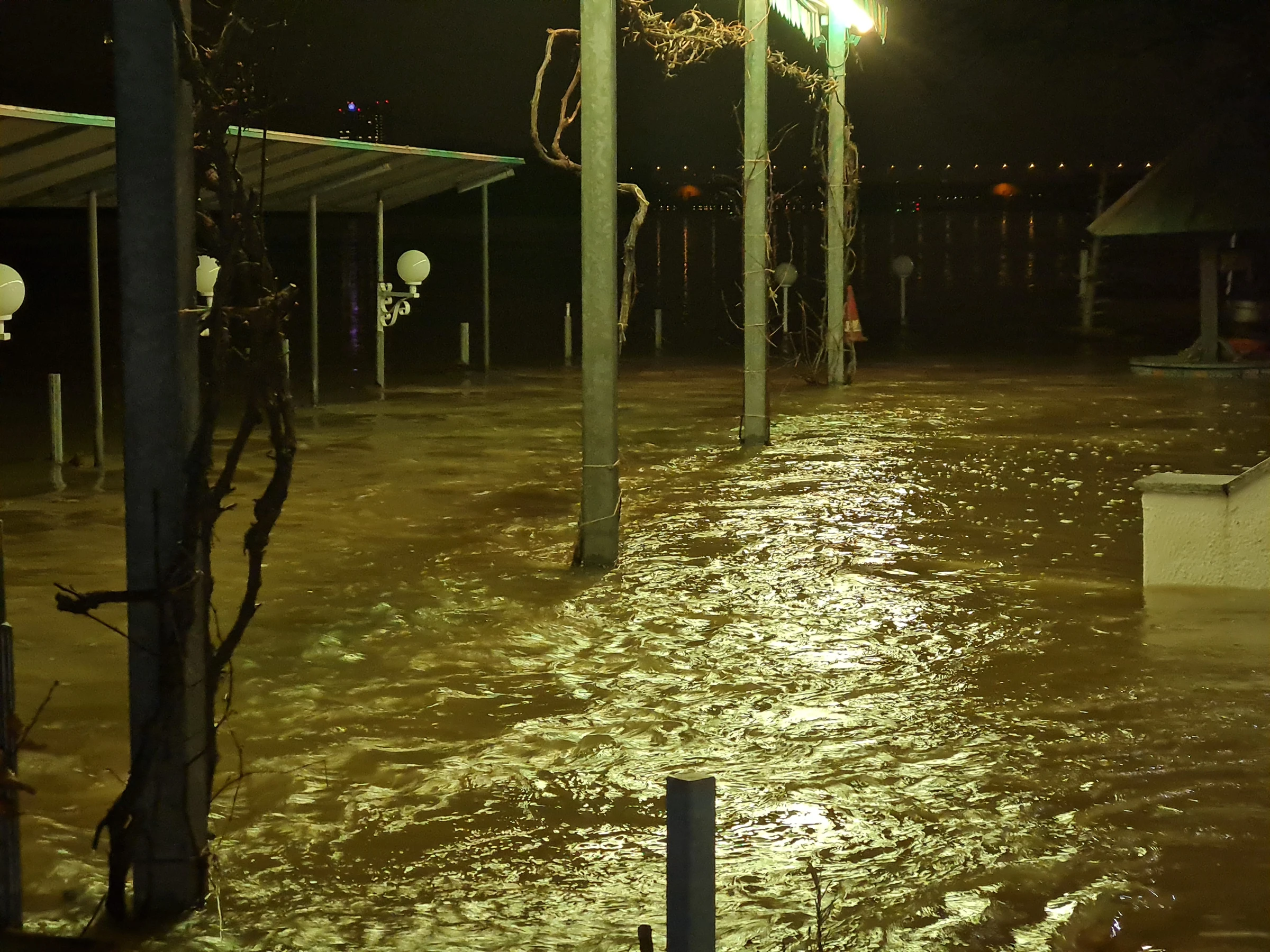 Hochwasser im Bundeshäuschen – weitere Aufnahme aus unserem Archiv